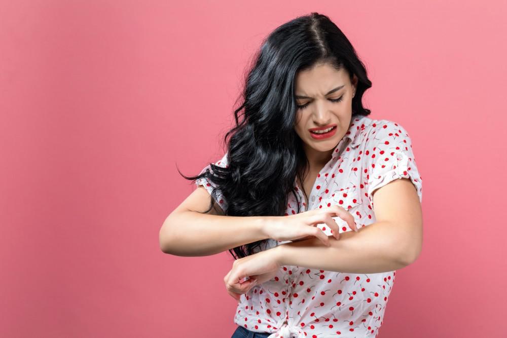 girl itchy arm